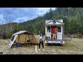 Campement de caravane au bord de la rivire sous la pluie