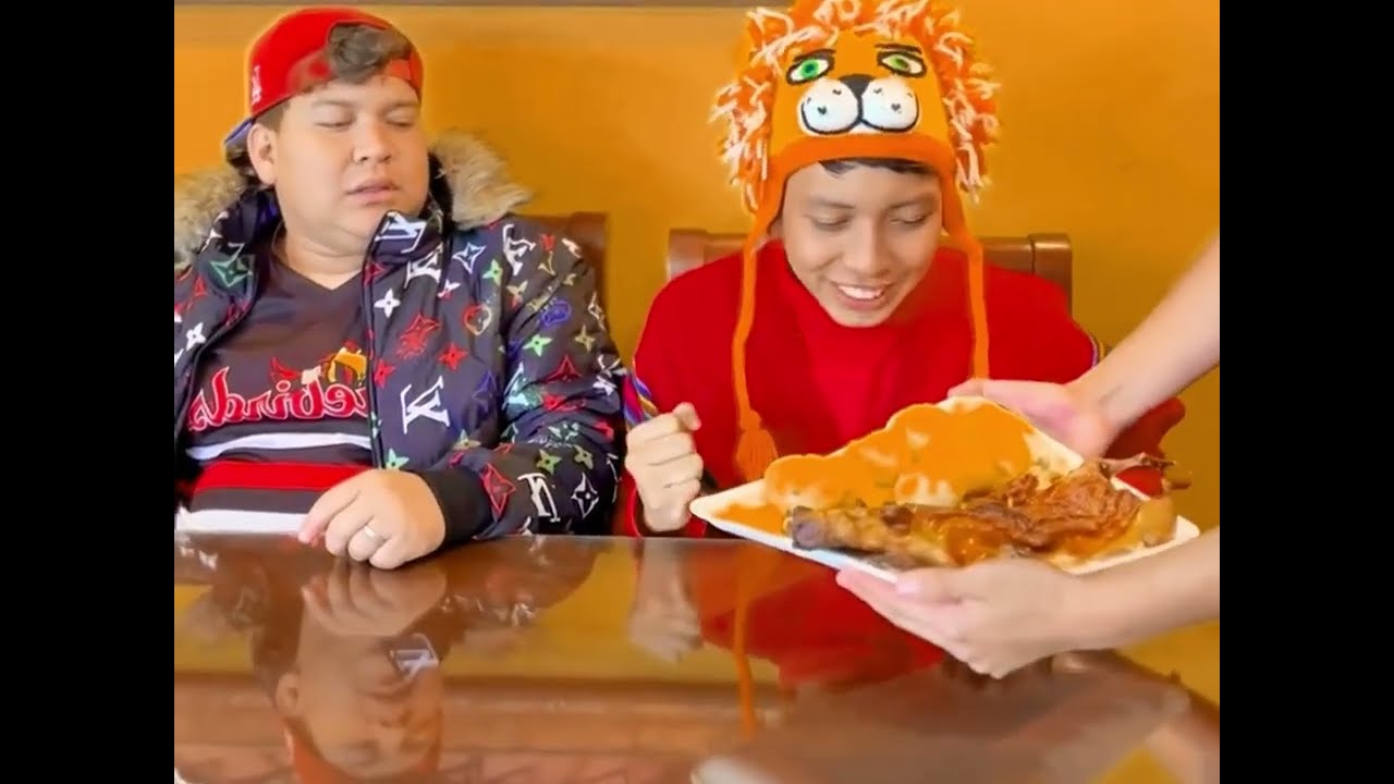 ¡Trabajando por Quito con Aron y Juanito! Humor ecuatoriano en las calles