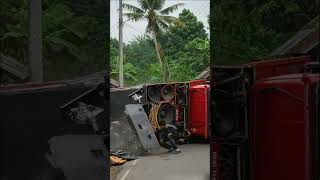 Download Lagu Truk Sound Terguling dan Ditimpa Tiang Listrik #shorts MP3