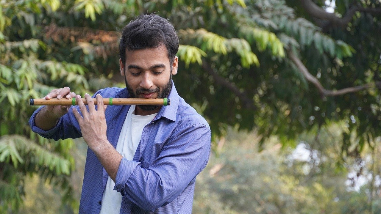Индийская флейта. Флейта Индия. Релакс индийская флейта. Индийская дудочка. Playing flute