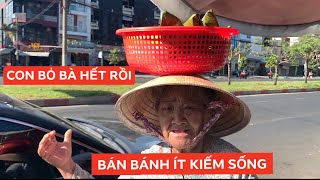 Bà cụ 83 tuổi bán bánh ít nuôi con út tâm thần, bị 5 đứa con lớn bỏ nhưng lúc nào cũng vui cười?