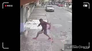 Vidio lucu super ngakak!!! Seorang pria sedang seriuus main hp malah di kencingin anjing hhe