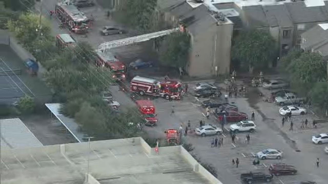 Several units damaged in Houston apartment fire - YouTube
