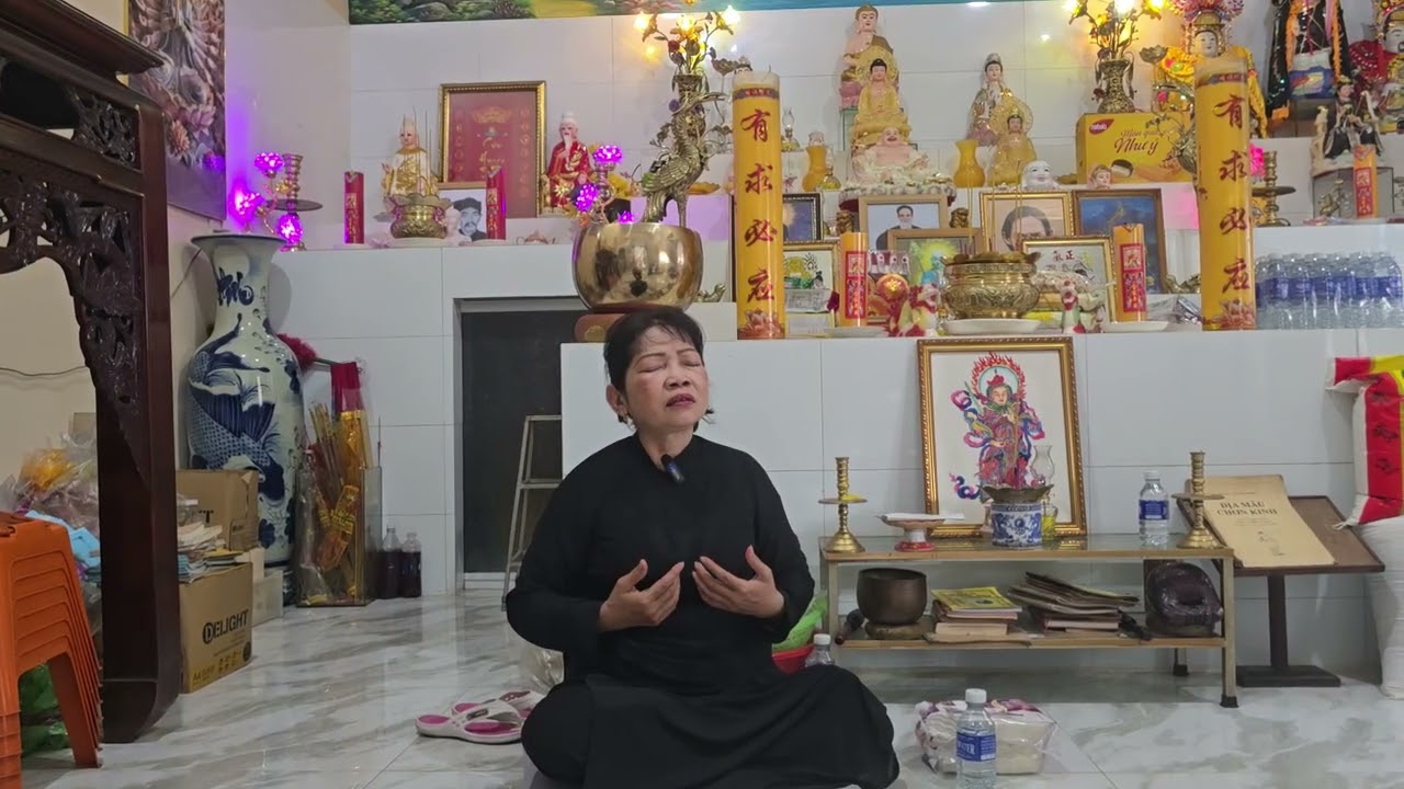 Hôm nay có hai cô tiên đến lễ cha mẹ thầy tổ và thăm cô ba 