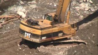 Cat 385BL loading dirt