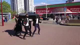 В Беларуси задержали активистов за танец с гробом.