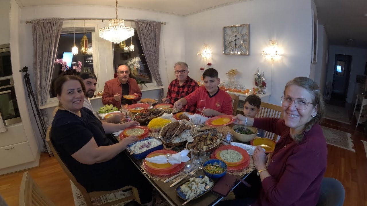 Dorostkardni 3 jor kebab w sazkardni dokliw lagl dostan - making 3 different kebabs with soup