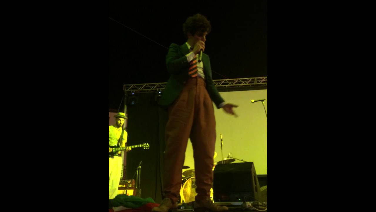 Nobraino Live Ortona, Lorenzo Kruger scende a cantare tra il pubblico e poi sul palco  "Tradimentuz"