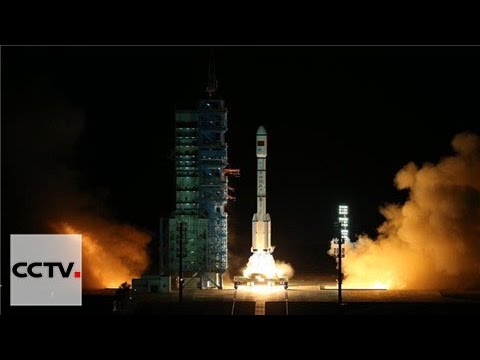 중국 한가위 이벤트 클라스 - 한가위 대보름달 배경으로 우주정거장 텐궁 2호 발사