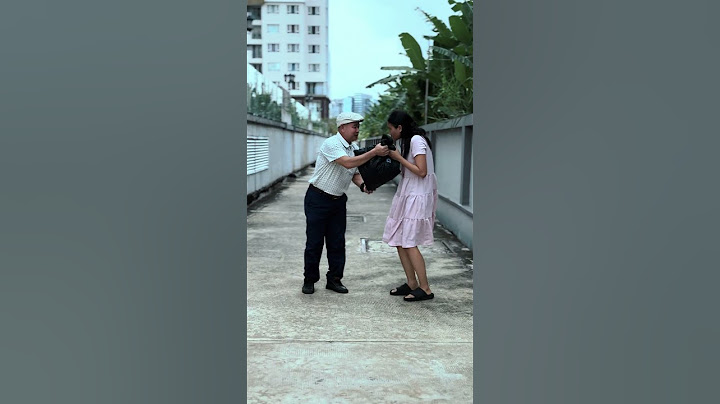 The kind man helped the girl [KINDNESS MAN] #kindness #homeless #goodperson #help #moving #oldman