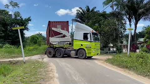 J.B.T.: side loader/side lifter #20 Suriname | Truck