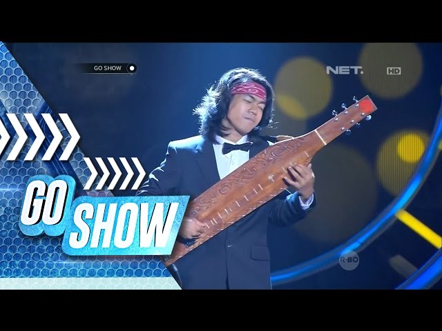 Beautiful! Ardo performing Coldplay's song with traditional instrument Sape' - Go Show class=