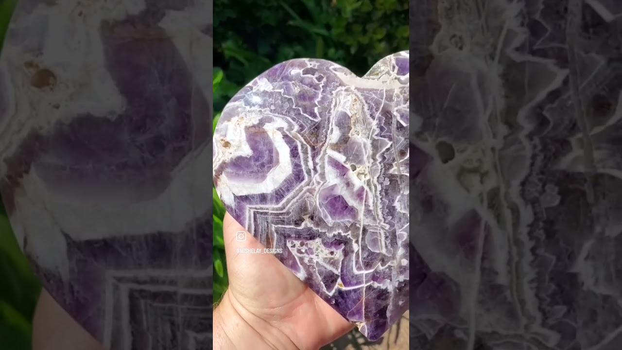 🔮 Amethyst is all about protection, divine love, calm and positive energy.