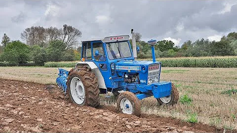 Jak těžký je traktor Ford 7000?