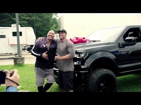 The Rock presenteia seu dublê há 17 anos com carro