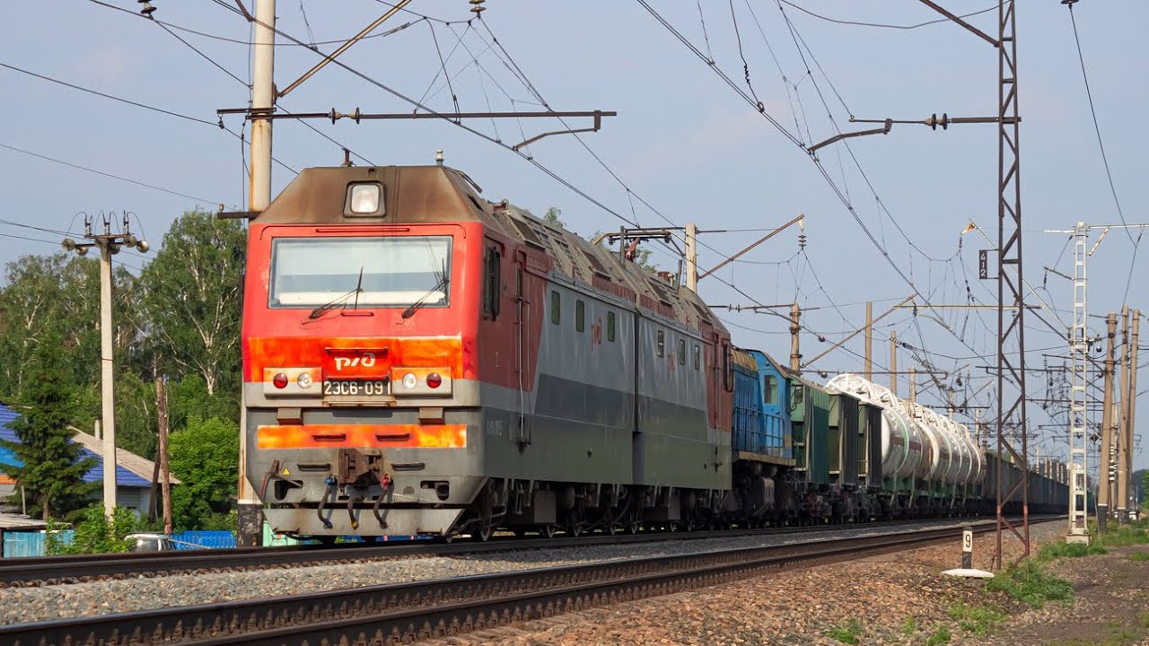 Электровоз с грузовым поездом в метель 885