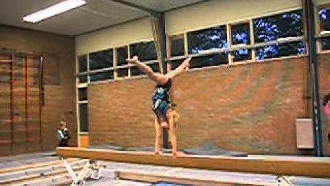 Rubie Hemmen - Balk - Zijwaartse handstand