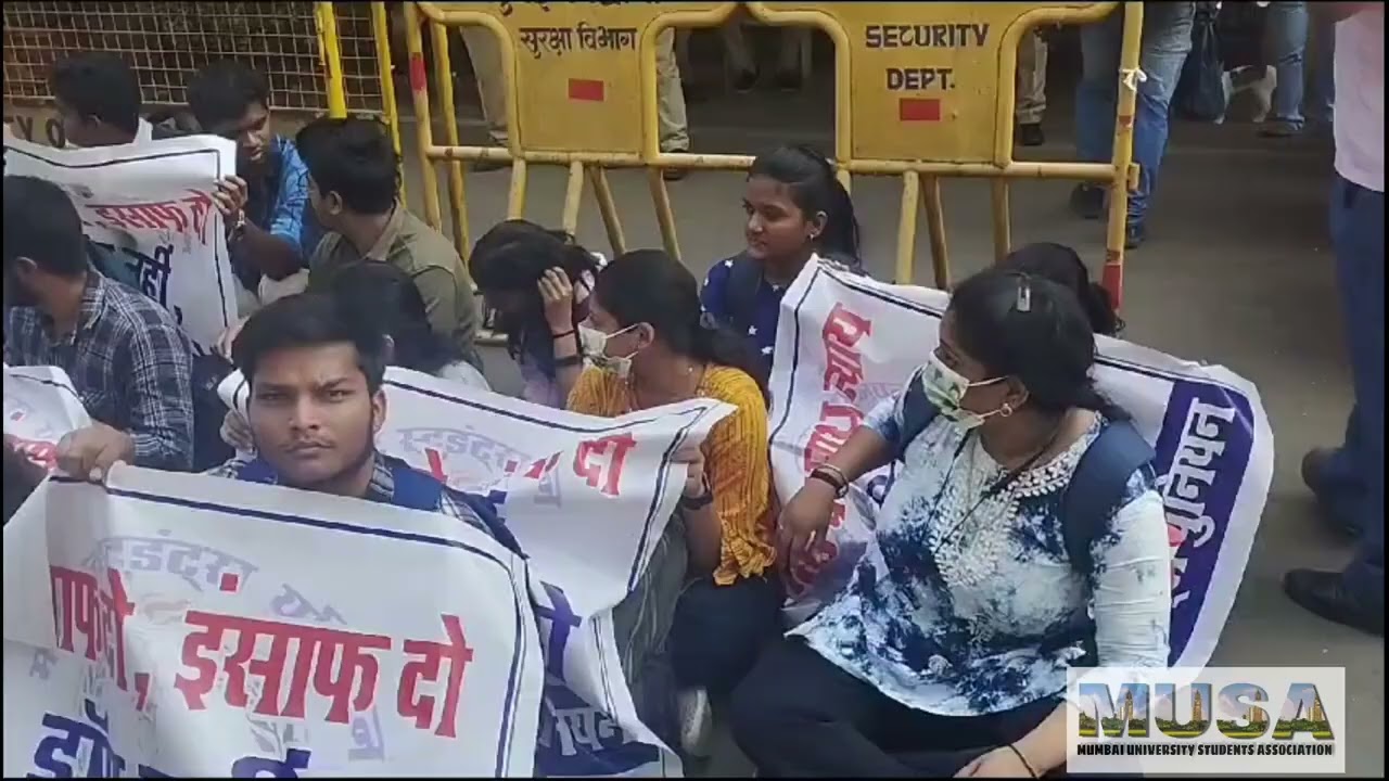 PROTEST AT MUMBAI UNIVERSITY   5+ KT ENGINEERING STUDENTS 