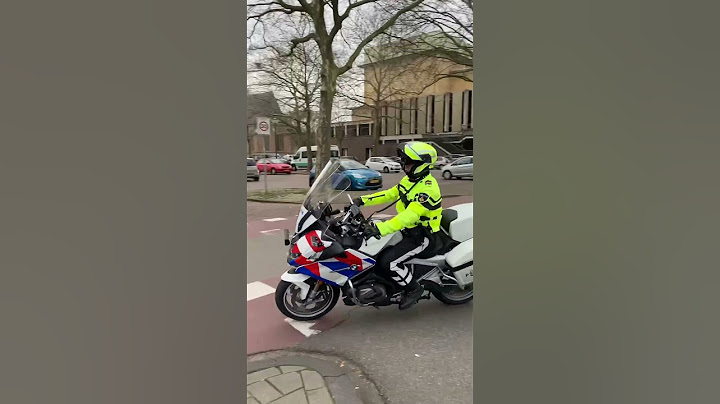 Politie motor geeft stop aan scooter