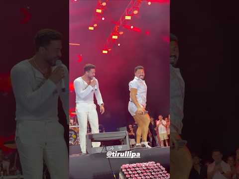 Olha novinha vai no chão Wesley Safadão cantando pro Tirullipa