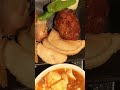 弱電工事朝まず朝食、見渡せば、防火シャッターの下が造花プランターで、仕切られてる、