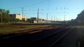 V43-as villany mozdony huzza intercity-jét a Nyugati pályaudvarról kifelé