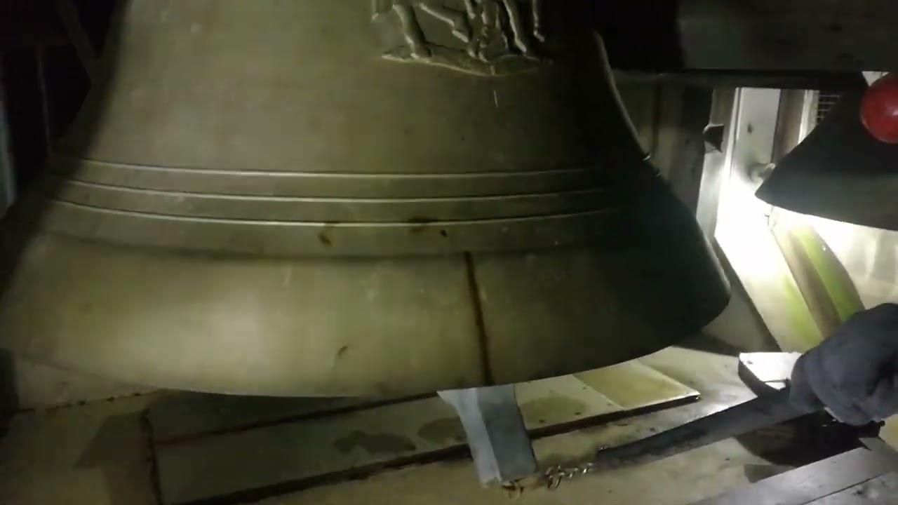 Pritrkavanje za polnočnico v župnijski cerkvi Svetega Martina v Poljanah nad Škofjo Loko