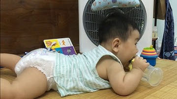 Em bé Pi chơi với cốc tập uống nước richel - cốc richell 3 giai đoạn - Bé tập uống nước