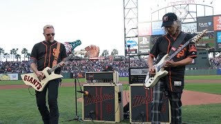 Kirk & James Membawakan Lagu Kebangsaan (Metallica Night 2017 bersama SF Giants)