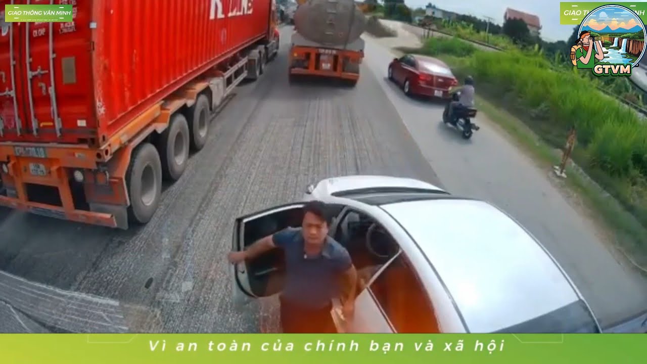 Любит выпендриваться и в итоге оказывается под грузовиком, выходя на улицу в поисках «МОЕГО ПАПЫ»