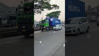 Big truck container kepala hijau badan biru ........ eaaaa