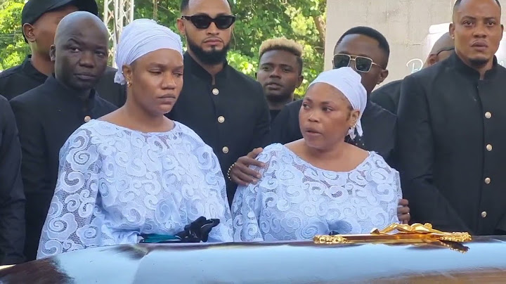 WATOTO WA MAREHEMU GRACE MAPUNDA MBELE YA JENEZA LA MAMA YAO.