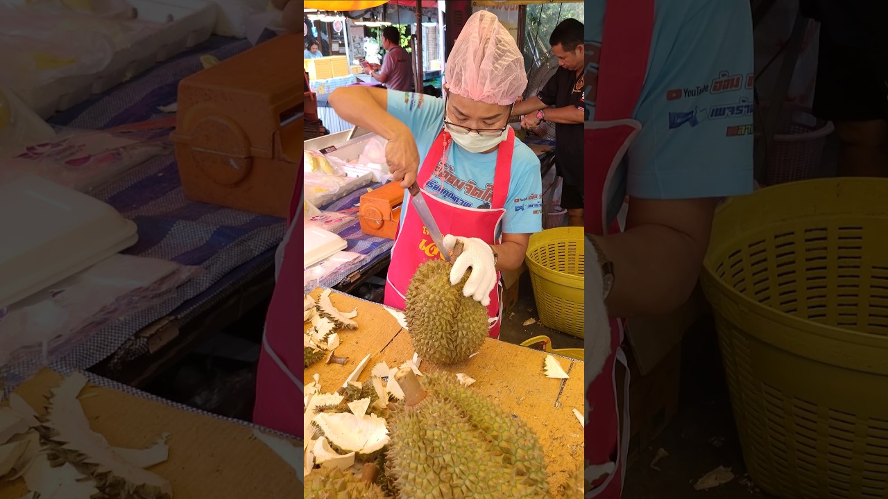 Fastest durian cutting master in Thailand!!!