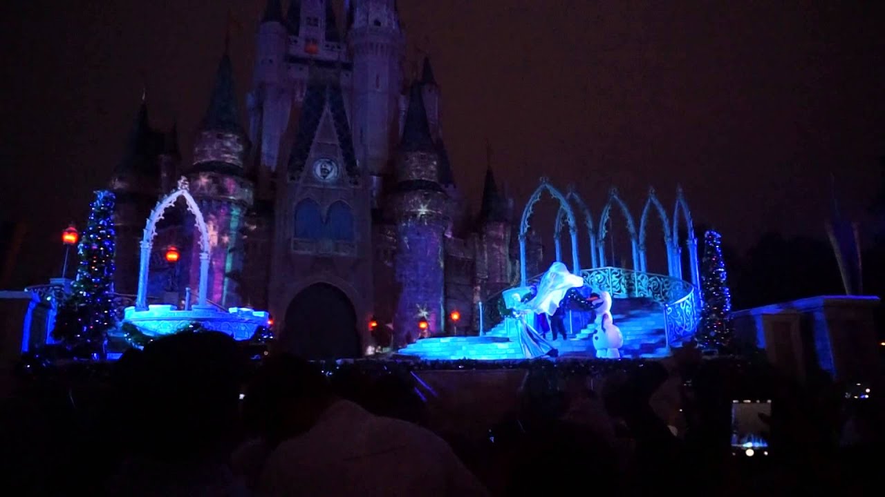 Elsa de Frozen congelando el castillo en Magic Kingdom