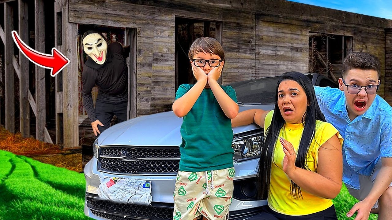 ALGUÉM COLOCOU UMA CARRO NA NOSSA CASA E ALGO BIZARRO ACONTECEU 😱