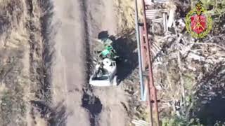 20251012 1250 Cerca de Seversk. Drones rusos atacan drone terrestre ucraniano.