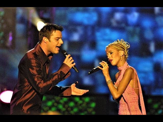 Christina Aguilera - Nobody Wants to Be Lonely feat  Ricky Martin Live @ World Music Awards 2001 class=