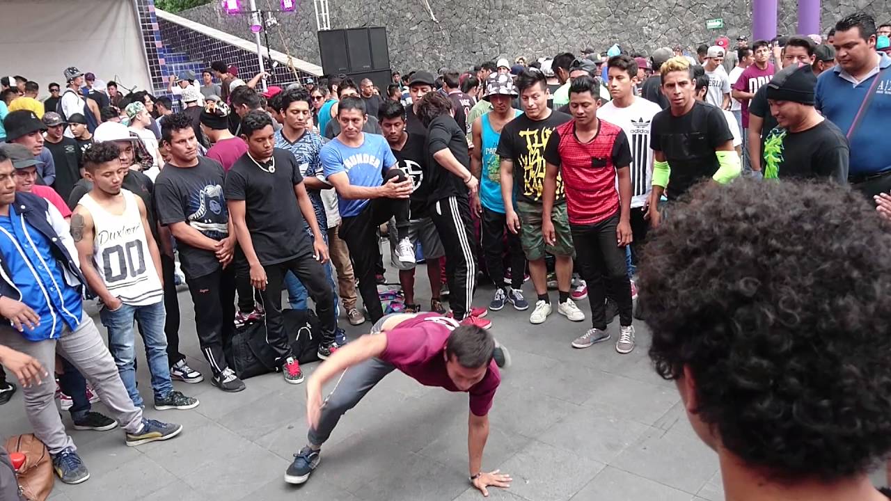 Bboys calentando en  Red Bull cypher México 2016