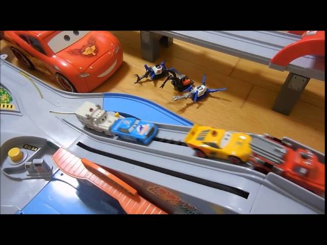 トミカ カーズ ( cars ) で 高速道路にぎやかドライブ で遊ぶ - YouTube