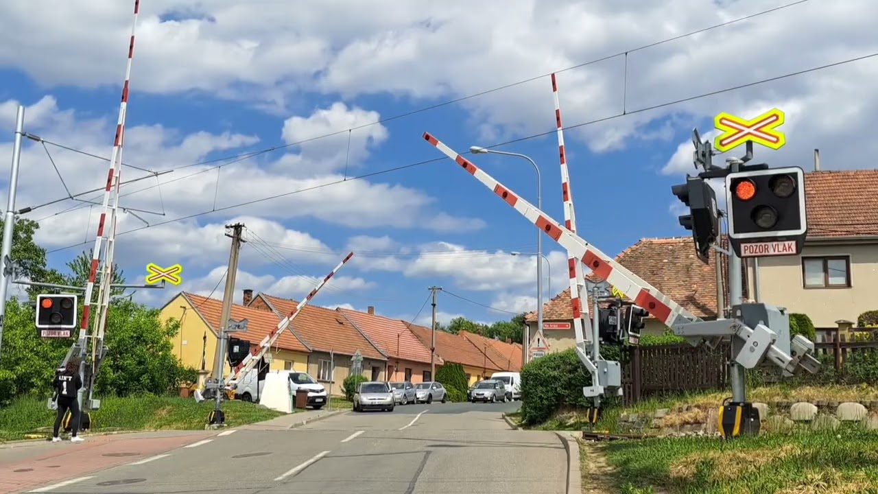 Železniční přejezd Brno-Holásky - 8.5. 2025 (Czech level crossing)
