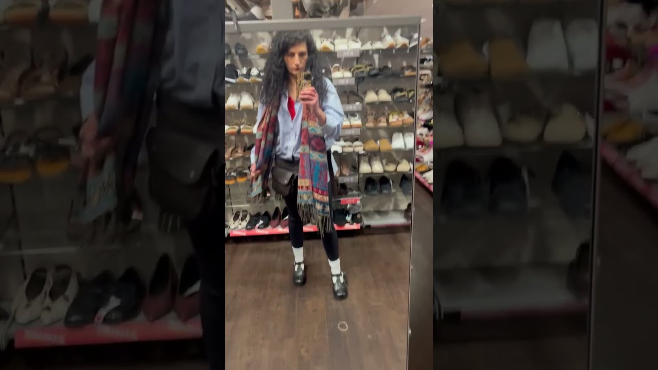 В TK Maxx примеряю броги и сандалии Solovair.