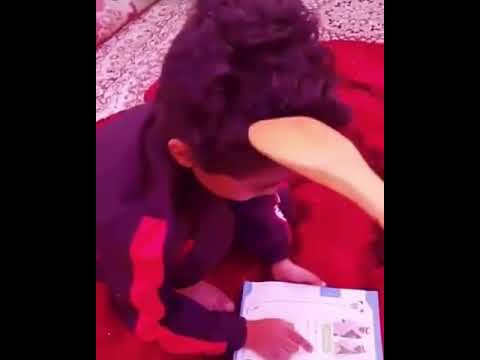 طفل عراقي يدرس هوية السمسم