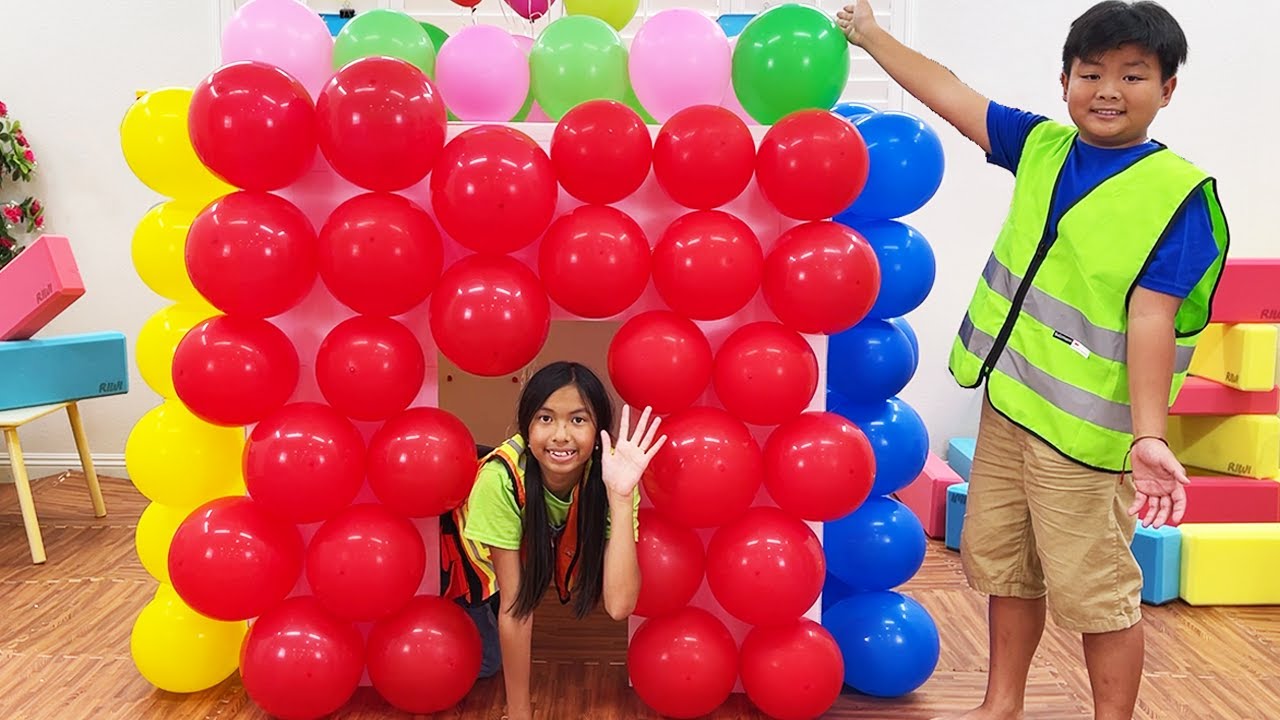 Wendy and Alex Pretend Play Building Balloon Playhouse for Grandpa