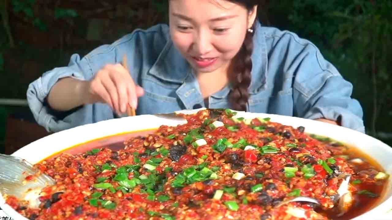 小雨做剁椒魚頭，魚頭鮮美剁椒下飯，金老師吃完還要打包帶走【市民朱小雨】