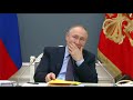 Путин погружается в жёлтую папку