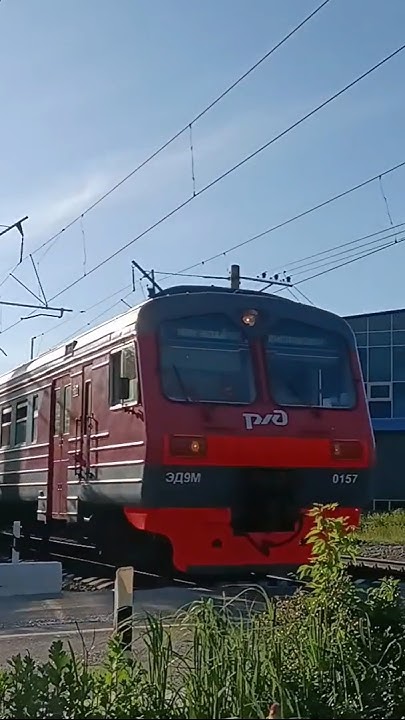 ЭД9М-0157 проезжает переезд сообщением Кисловодск—Минеральные Воды 23. ...