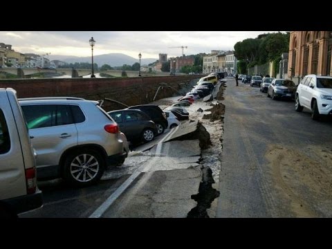 İtalya: Floransa'daki Tarihi Köprü Ponte Vecchio Yakınlarında Su Baskını