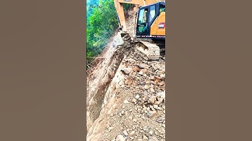 💥 "Excavator Hangs on Cliff Edge — One Slip and It