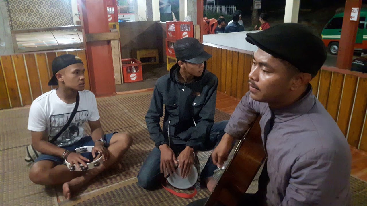 Pengamen bersuara emas...