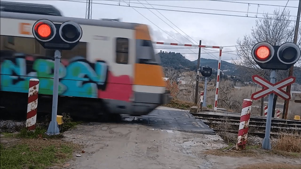 De nuevo en el paso a nivel de Sant Vicenç de Castellet (22/12/2025) con @P.N._y_trenes_YT